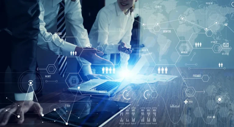 Ein Team steht zusammen vor einem Laptop