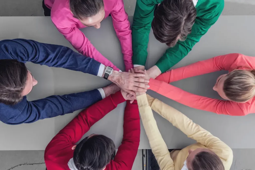 Ein Team legt die Hände zusammen