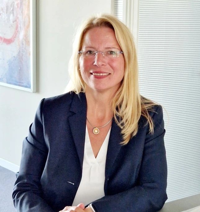 Portrait von Henriette Six im Büro