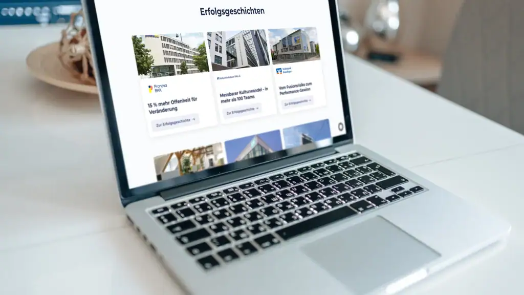 Der Bildschirm des Laptops zeigt die Kundenreferenzen von MONDAY.ROCKS